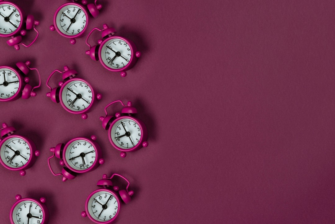 How Urgency & Scarcity Triggers can Supercharge your Online Sales 1 Clocks on pink background